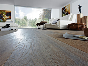 Eignet sich – wie übrigens alle unsere Dielen – hervorragend auf Fußbodenheizung, ist aber auch ohne diese immer fußwarm. Erwähnt werden sollte auch einmal, dass sich Holz regulierend auf das Raumklima und somit positiv auf unsere Gesundheit auswirkt, indem es bei hoher Luftfeuchtigkeit Wasser aufnimmt und bei trockener Luft Wasser abgibt.