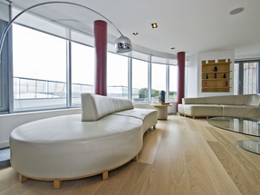 XXL Planken – 182,88 x 22,86 cm|Authentizität. Durch optische Feinheiten wie Oberflächenstrukturen, V-Fugen und Dimensionsvarianten sind Designböden Deluxe den Originalen authentisch nah. Vor allem die stark strukturierten Holzdessins tragen hierzu besonders bei.